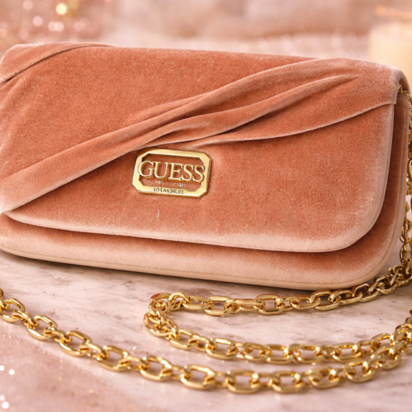 Cartera Guess Bandolera terciopelo rosa con cadena plateada